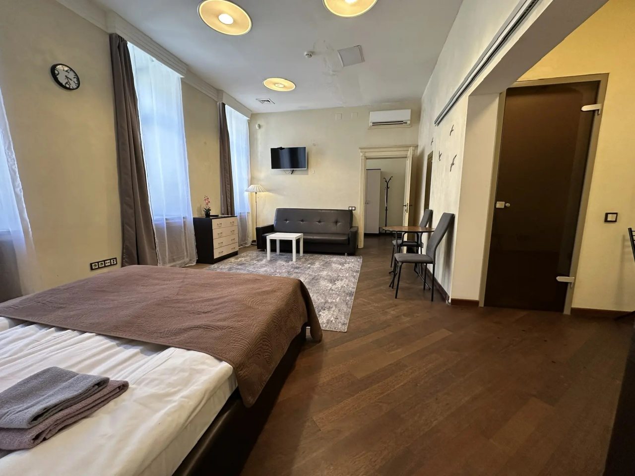 Семейный (Большой номер с двуспальной кроватью и диванами), Boho Center Nevsky Hotel