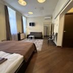 Семейный (Большой номер с двуспальной кроватью и диванами), Boho Center Nevsky Hotel