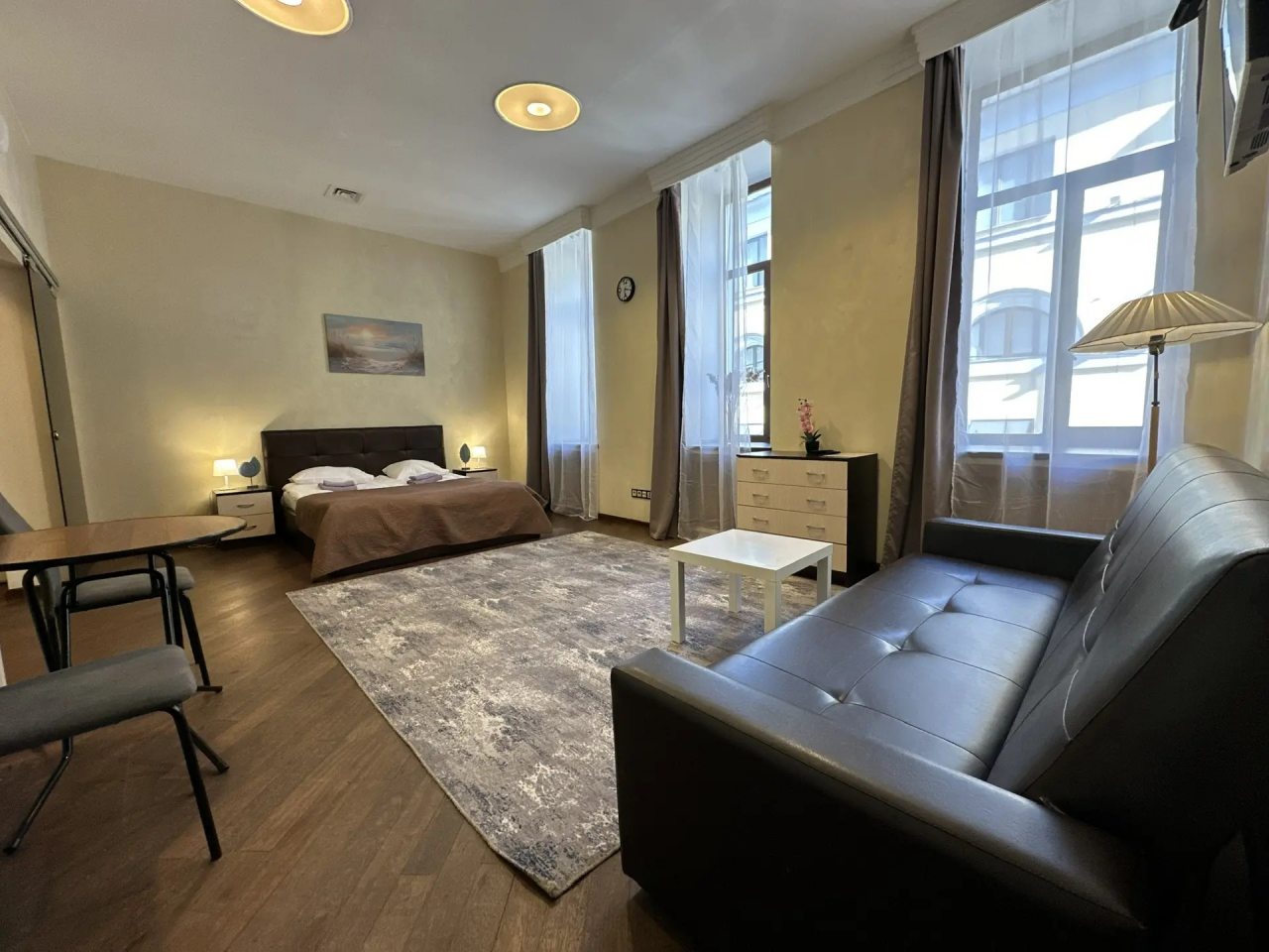 Семейный (Большой номер с двуспальной кроватью и диванами), Boho Center Nevsky Hotel
