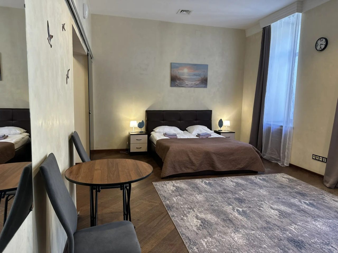 Семейный (Большой номер с двуспальной кроватью и диванами), Boho Center Nevsky Hotel