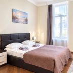 Семейный (Большой номер с двуспальной кроватью и диванами), Boho Center Nevsky Hotel