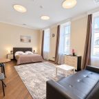 Семейный (Большой номер с двуспальной кроватью и диванами), Boho Center Nevsky Hotel