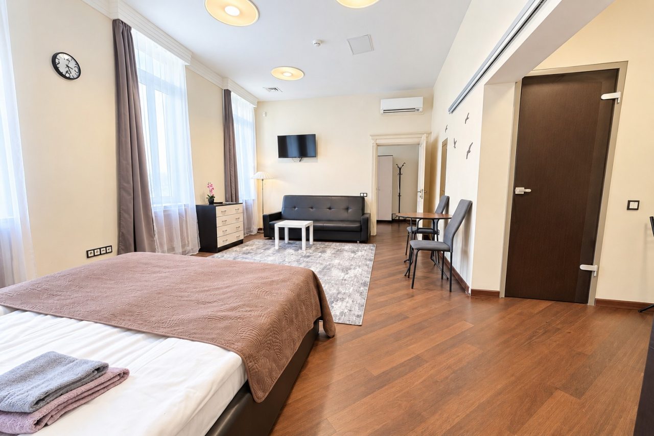 Семейный (Большой номер с двуспальной кроватью и диванами), Boho Center Nevsky Hotel