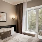 Балкон с видом на горы и лес