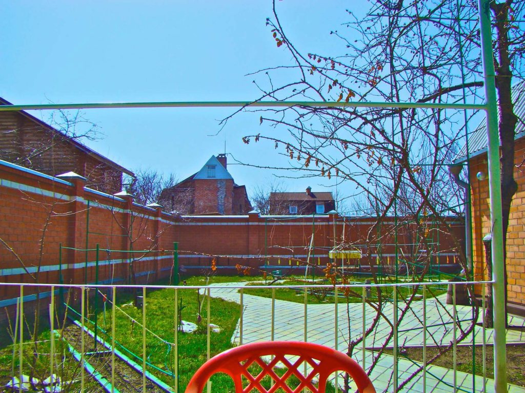 Вид на сад из летней беседки семейного номера с террасой. Мини-гостиница Бердянская 56