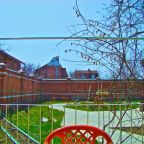 Вид на сад из летней беседки семейного номера с террасой