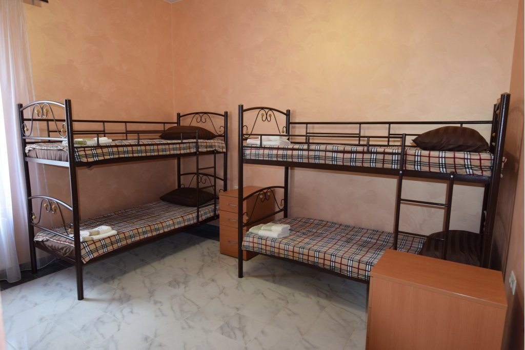 Четырехместный (Койко-место в 4-местном номере, с двухъярусными кроватями) гостиницы Усадьба графа Олив, Керчь