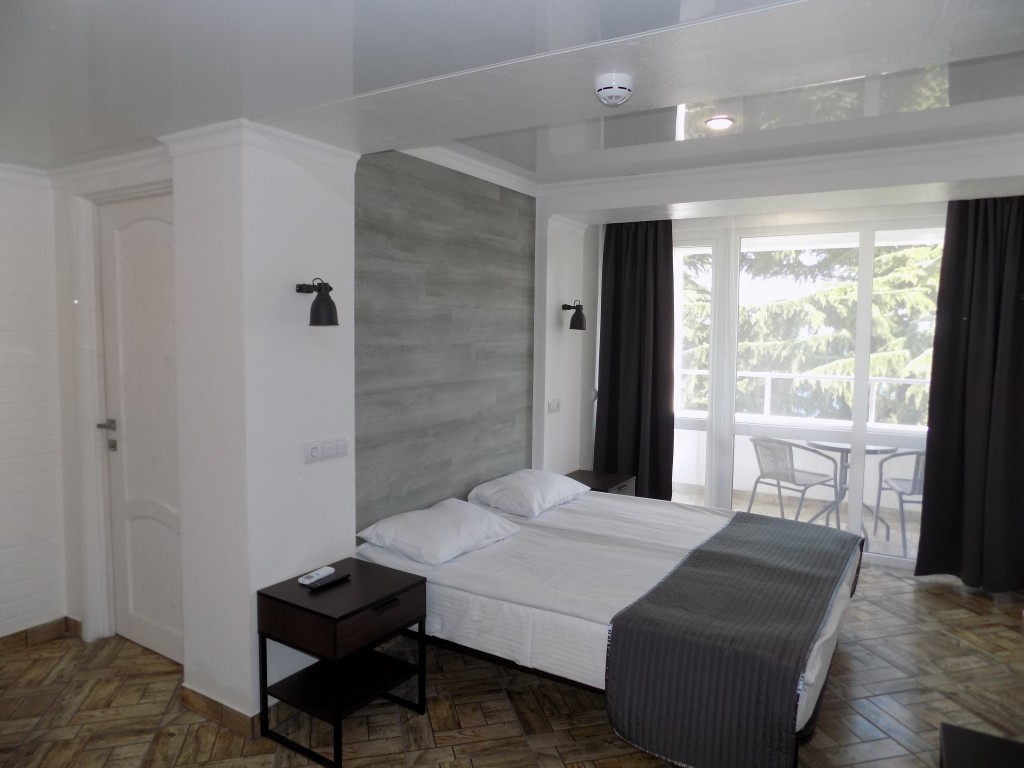 Двухместный (Семейный с балконом и видом в сторону моря) отеля Ripario Econom, Ялта