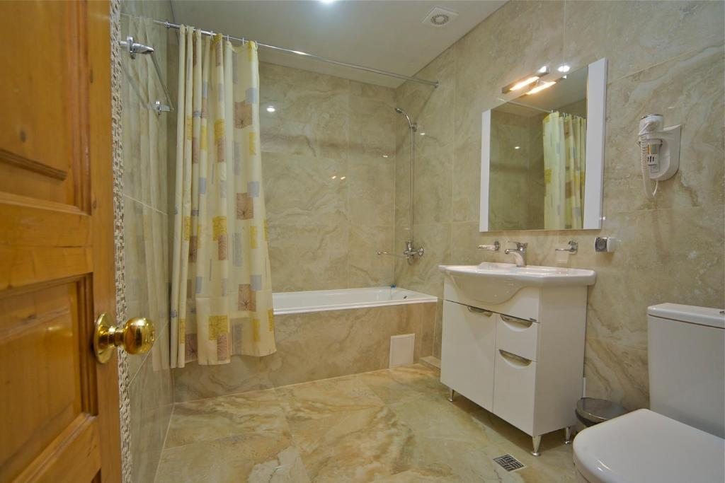 Ванная комната в номере пансионата «Эдем», Сочи. Курортный отель Эдем