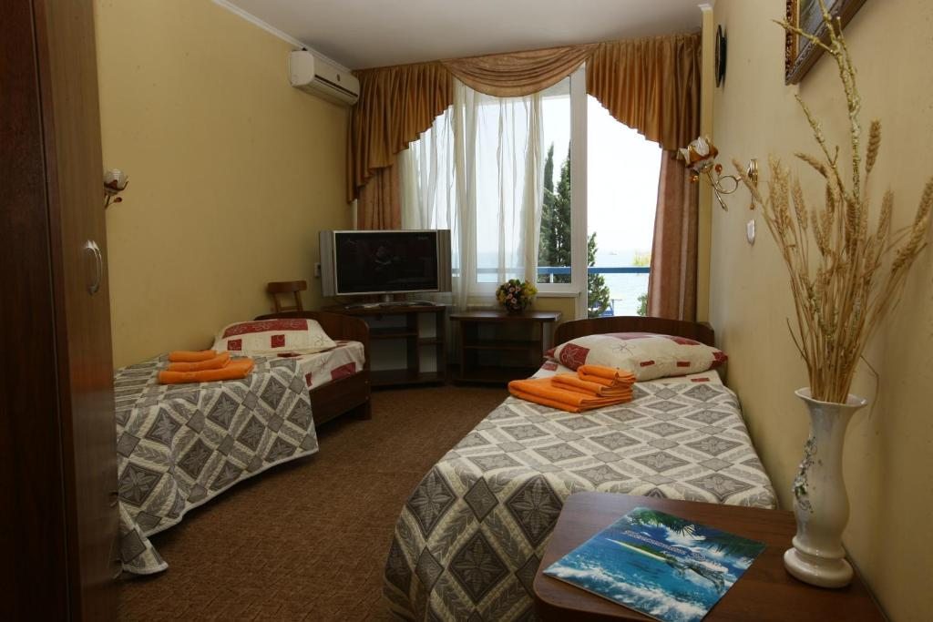 Двухместный (Двухместный номер «Комфорт» с 2 отдельными кроватями, вид на море) курортного отеля Эдем, Сочи