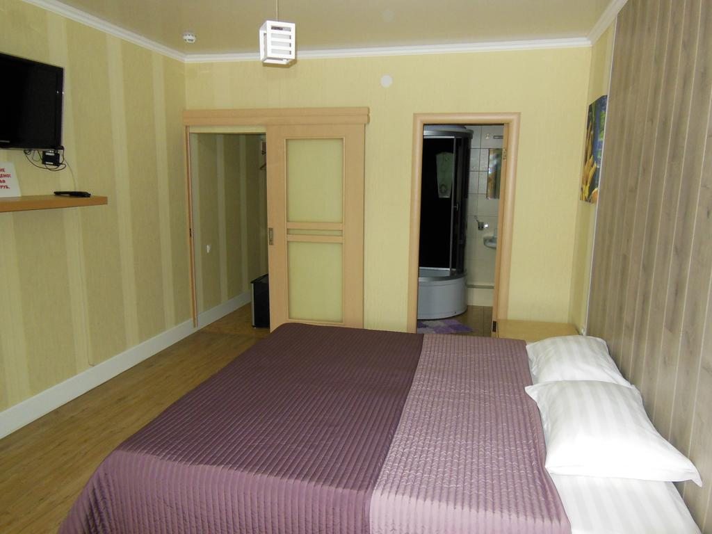 Двухместный (Большой двухместный номер c 1 кроватью или 2 отдельными кроватями) отеля Светлана, Славянск-на-Кубани