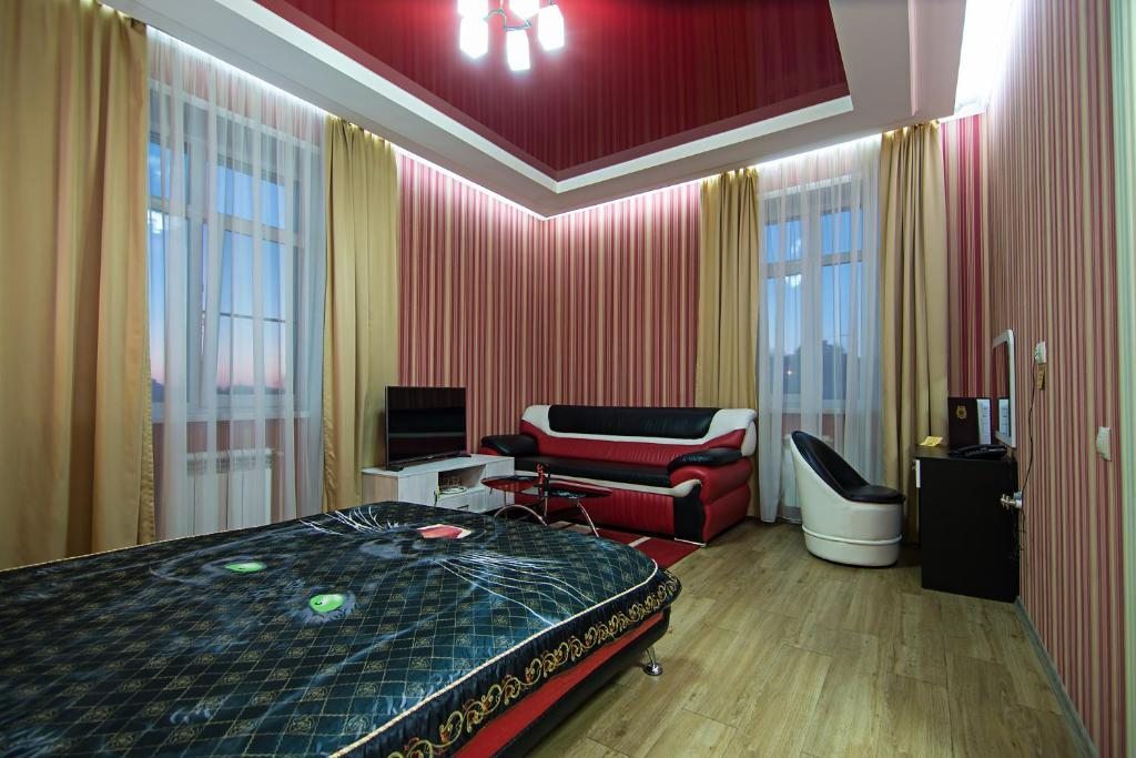 10 отель сайт. Hotel x.o. Новосибирск. Новосибирск гостиница 113. Отель x2d. Суточный квартира Бишкек для двоих.