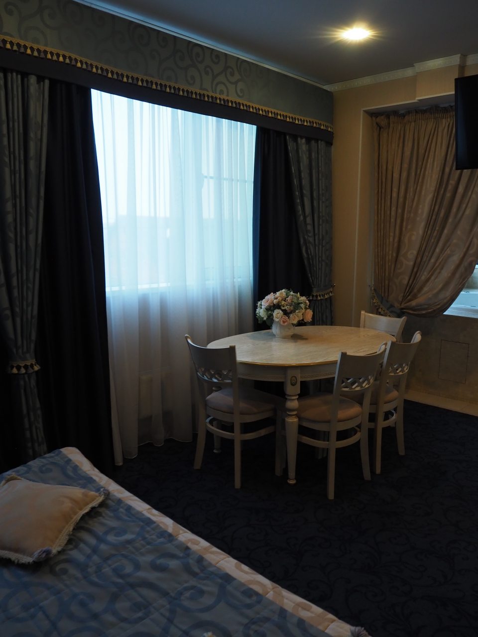 Большой удобный стол