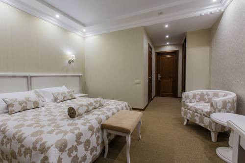 Двухместный (Улучшенный двухместный номер с 1 кроватью) отеля Элегант, Томск