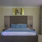 De Luxe, Отель Green Wood