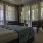 De Luxe, Отель Green Wood