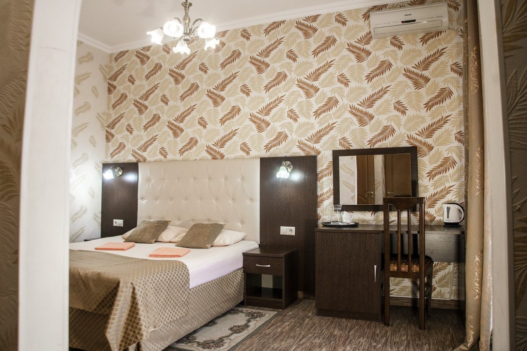Двухместный (Двухместный номер с 1 кроватью или 2 отдельными кроватями и балконом) мини-отеля Strass, Геленджик