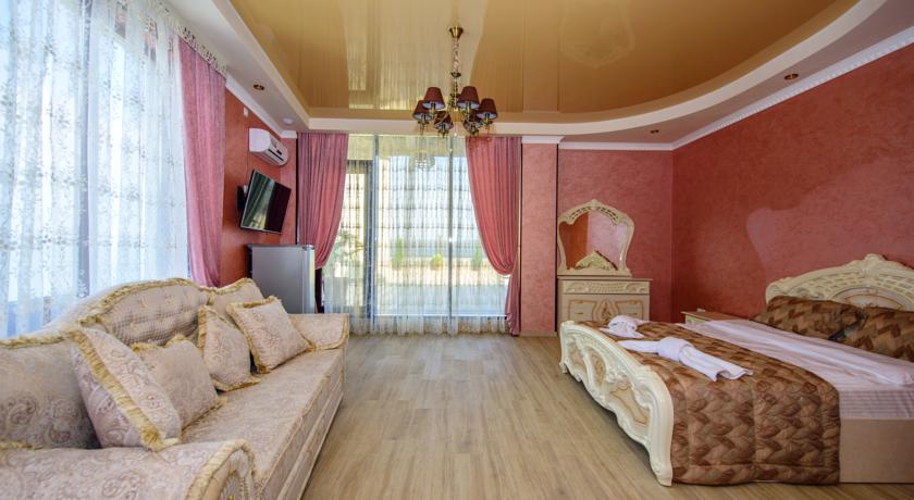 Полулюкс (С террасой и видом на море) гостиницы VK-Hotel-Royal, Алушта