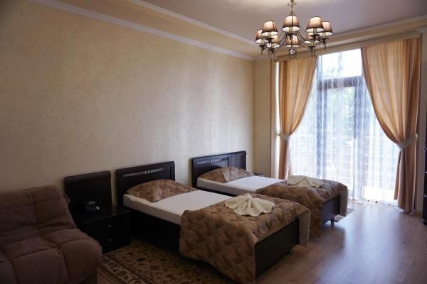 Двухместный (Комфорт+, С балконом и видом на море (3 -й этаж), Twin) гостиницы VK-Hotel-Royal, Алушта
