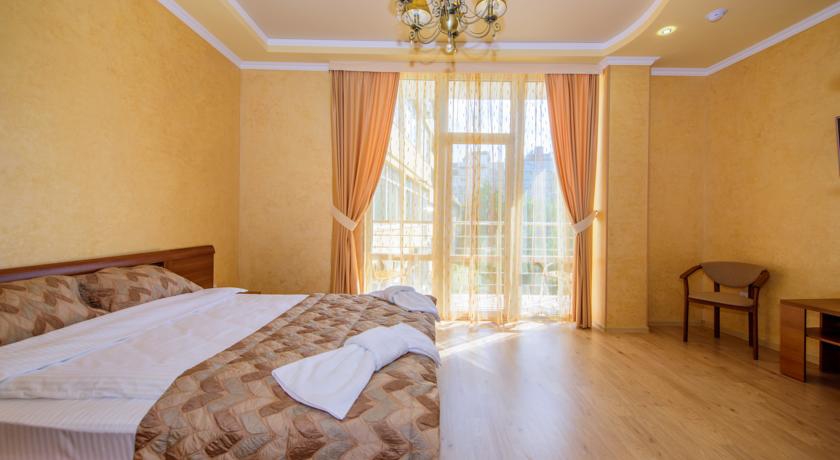 Двухместный (Комфорт, С балконом и видом на море, Double (2-й этаж) гостиницы VK-Hotel-Royal, Алушта