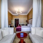 Площадь номера составляет 28м2.