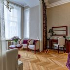 De Luxe (С эркером), Отель Akyan