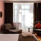 Двухместный (Улучшенный с 1 кроватью и видом на улицу), Отель Dom Boutique Hotel