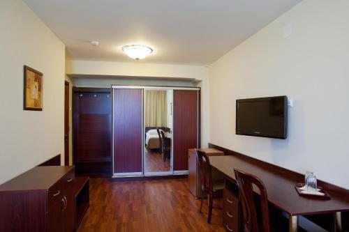 Двухместный (Улучшенный двухместный номер с 2 отдельными кроватями) гостиницы Университета, Санкт-Петербург