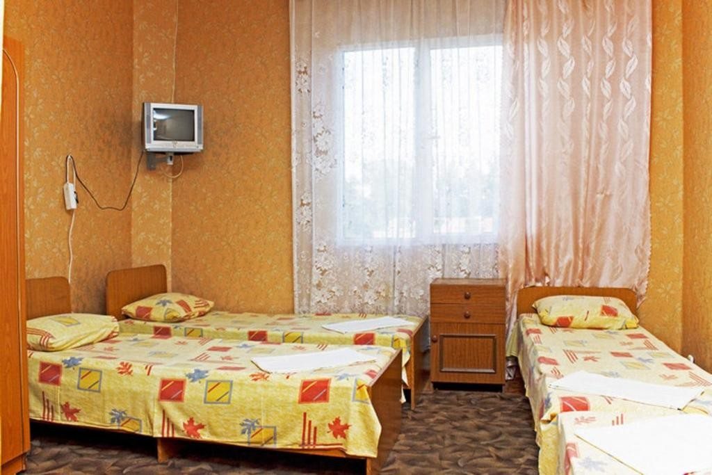 Двухместный (Бюджетный двухместный номер с 2 отдельными кроватями) гостевого дома Кораблик, Анапа