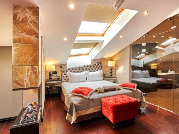 Фотография номера гостиницы Маджестик бутик отель Делюкс