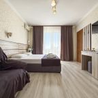 Трёхместный и более (С Балконом), Гостевой дом Ной +