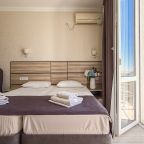 Трёхместный и более (С Балконом), Гостевой дом Ной +