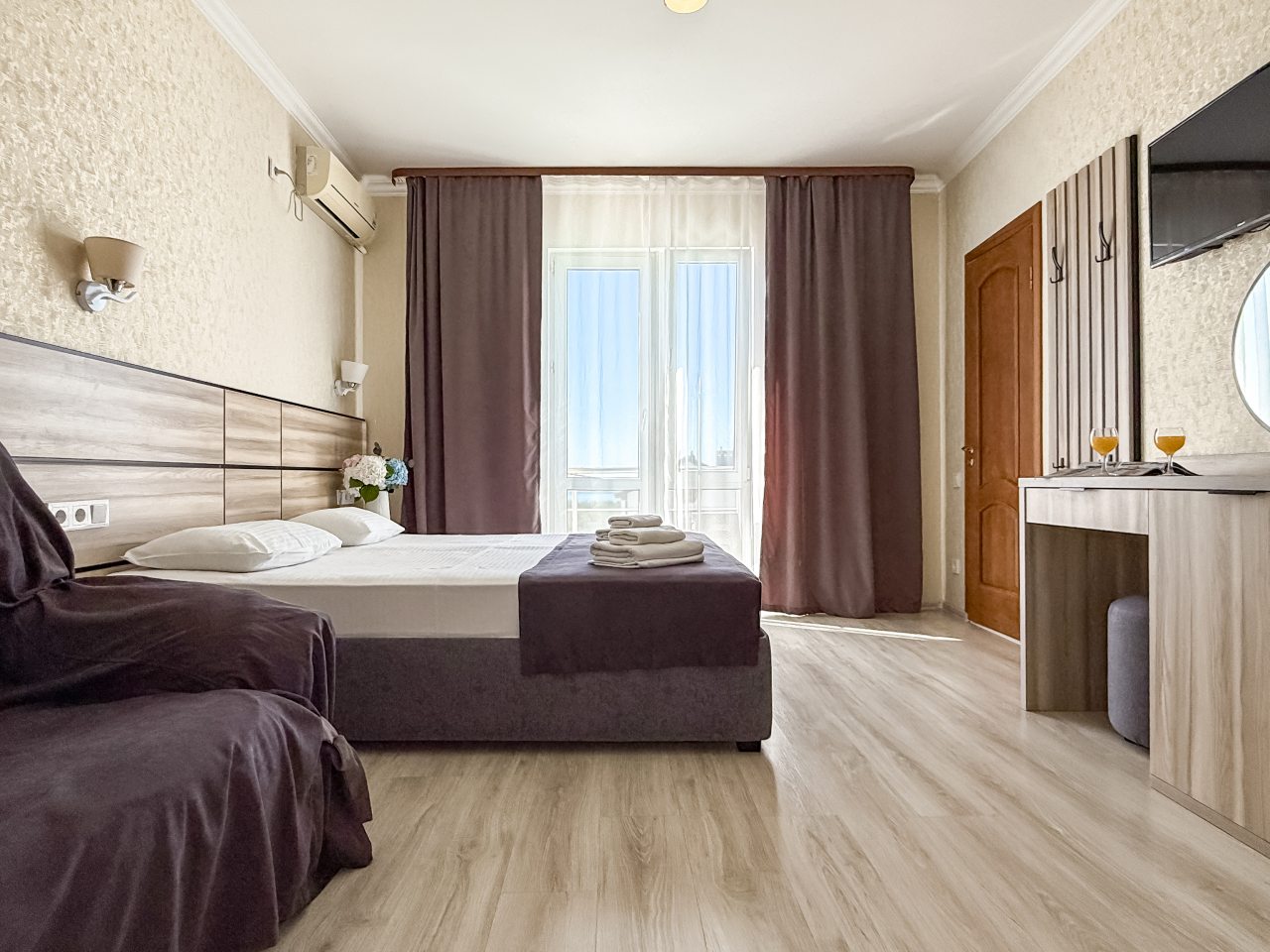 Трёхместный и более (С Балконом), Гостевой дом Ной +