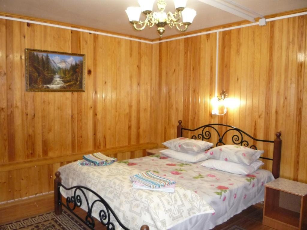 Двухместный (Двухместный номер с двуспальной кроватью и дополнительной кроватью) отеля Шансон, Гагра
