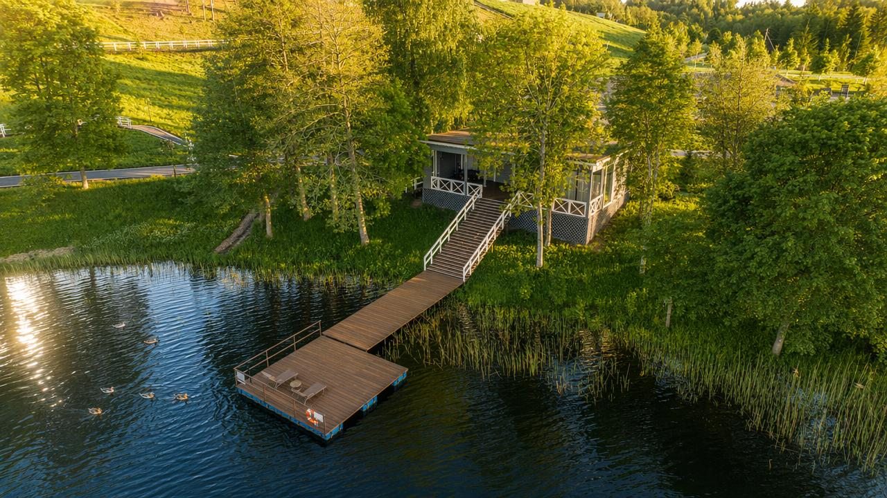 Дом (На озере), Загородный отель Времена года