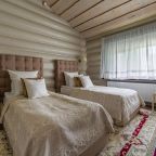 Дом (Парящий с библиотекой), Загородный отель Времена года