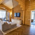 Дом (Графский), Загородный отель Времена года