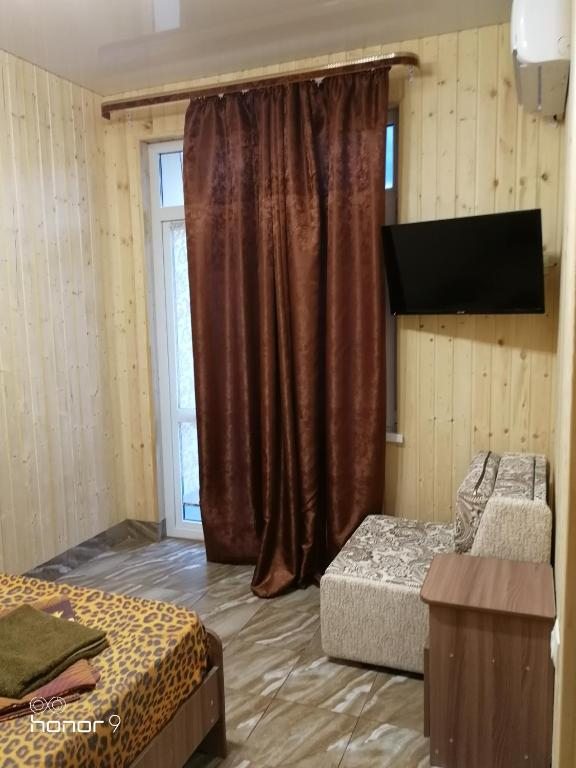 Двухместный (Двухместный номер с двуспальной кроватью и дополнительной кроватью) гостевого дома Орхидея, Гагра