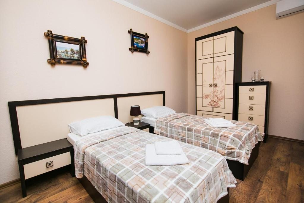 Двухместный (Бюджетный двухместный номер с 2 отдельными кроватями) гостевого дома Релакскомфорт, Гудаута