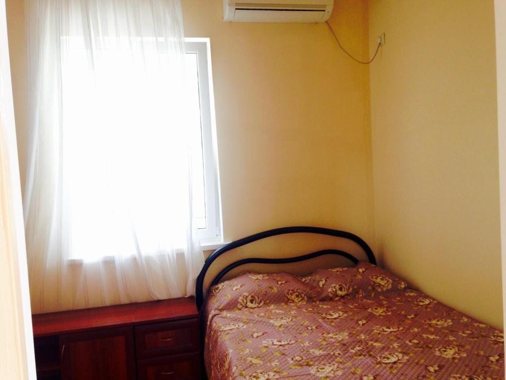 Двухместный (Двухместный номер с двуспальной кроватью и дополнительной кроватью) гостевого дома Розалин, Гудаута