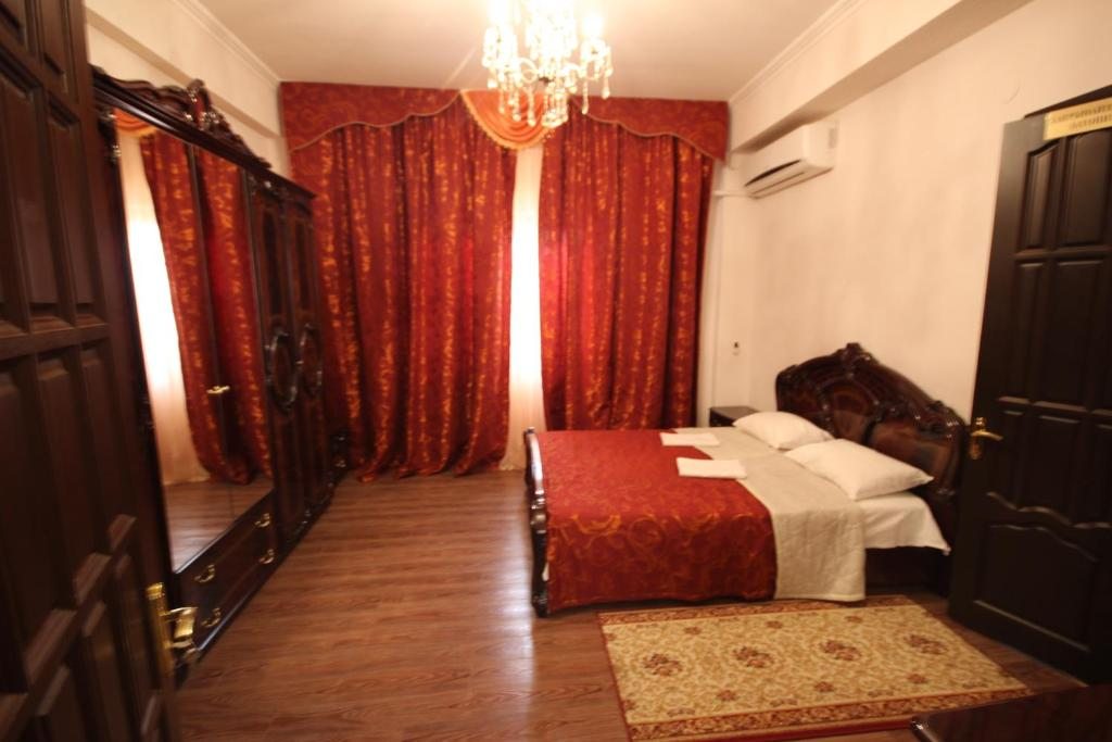 Сьюит (Люкс с кроватью размера «king-size» и балконом) отеля Сан-Сиро, Гудаута