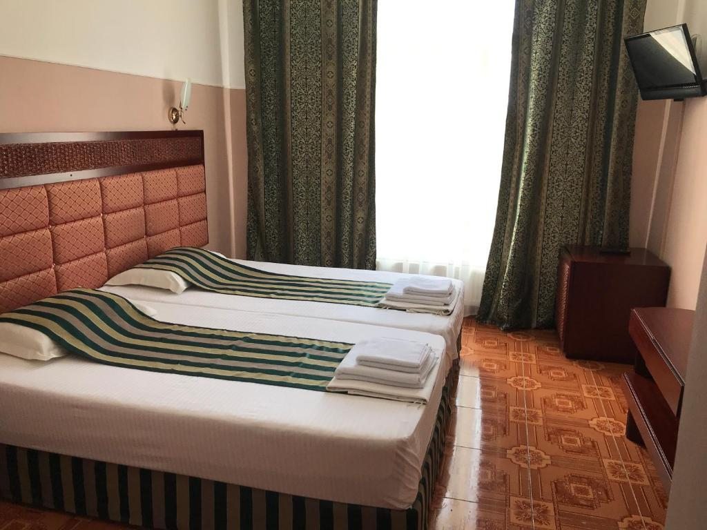 Двухместный (Двухместный номер с 1 кроватью или 2 отдельными кроватями и балконом) отеля Светлый путь - Апсны, Гудаута
