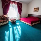 Люкс, Отель Марафон