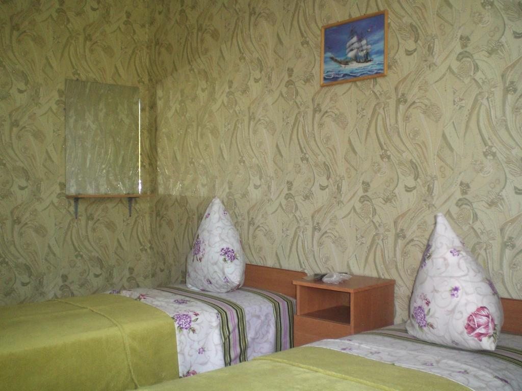 Двухместный (Улучшенный двухместный номер с 2 отдельными кроватями) гостевого дома Камелия, Пицунда