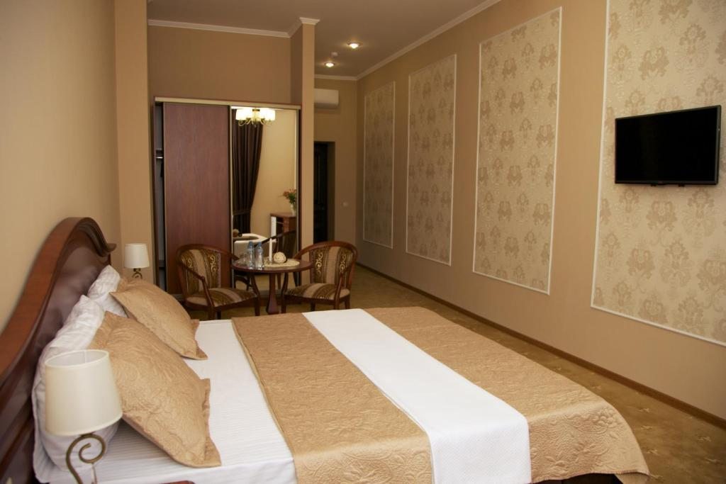 Двухместный (Улучшенный двухместный номер с 1 кроватью) отеля Диоскурия, Сухум