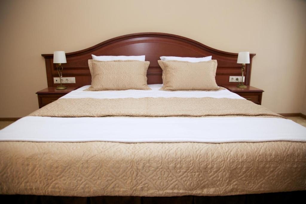 Двухместный (Улучшенный двухместный номер с 1 кроватью или 2 отдельными кроватями) отеля Диоскурия, Сухум