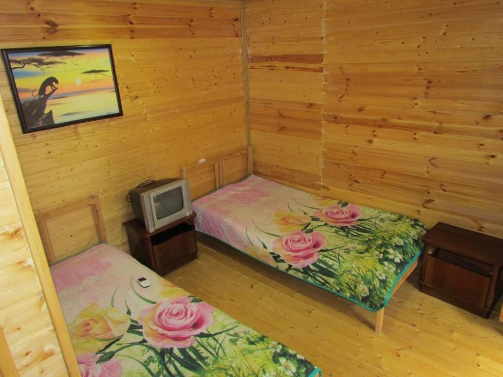 Двухместный (Двухместный номер с 2 отдельными кроватями и общей ванной комнатой) гостевого дома Стелла, Сухум