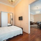 Апартаменты (У Дворцовой площади с камином), Гостевой дом A1 Rooms