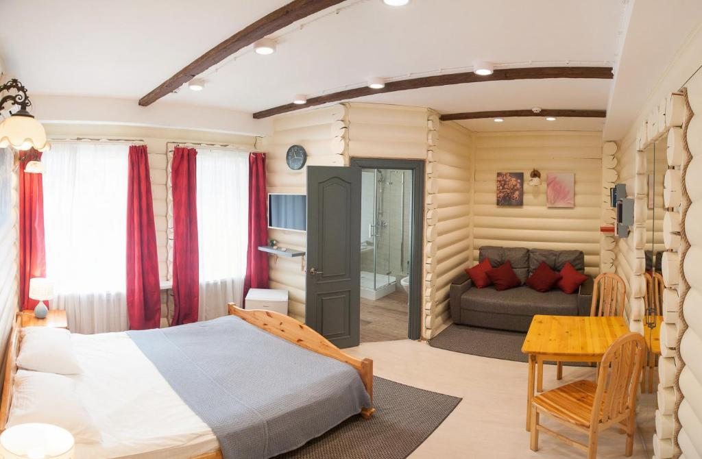 Двухместный (Улучшенный  номер с 1 кроватью и диваном) гостиницы На Каминского, Тула