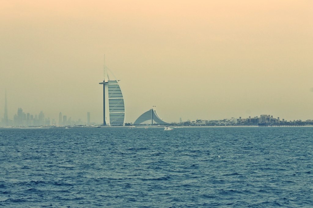 Температура моря в арабских эмиратах. Burj al arab. Дубай на рабочий стол с высоким разрешением.